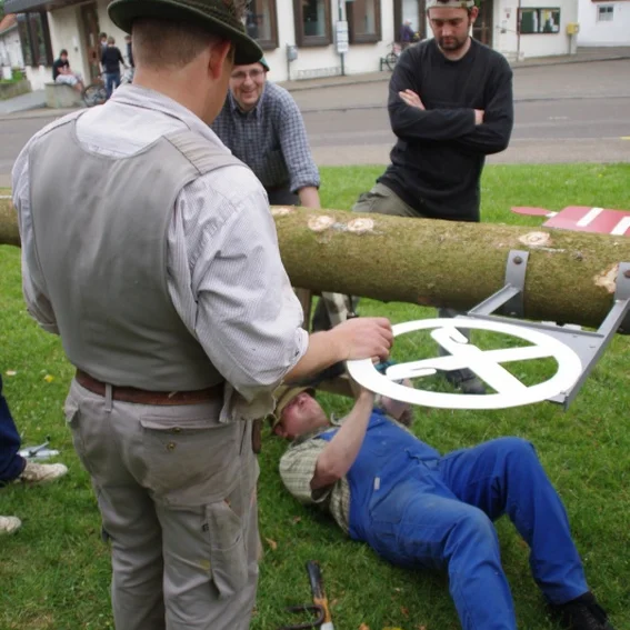 20100501_maibaumaufstellen_5.jpg