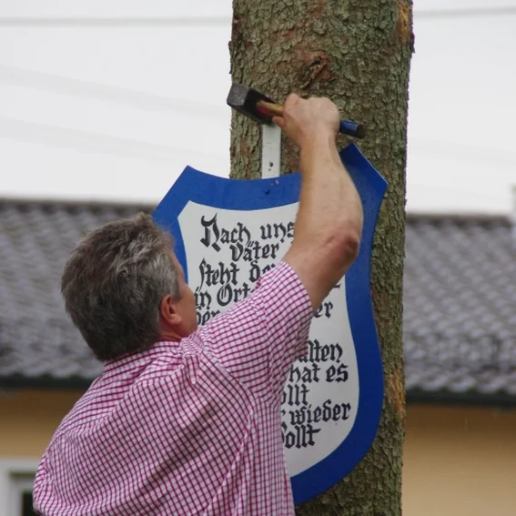 20100501_maibaumaufstellen_45.jpg