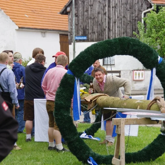 20100501_maibaumaufstellen_14.jpg