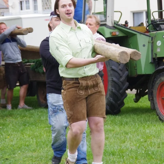 20100501_maibaumaufstellen_21.jpg