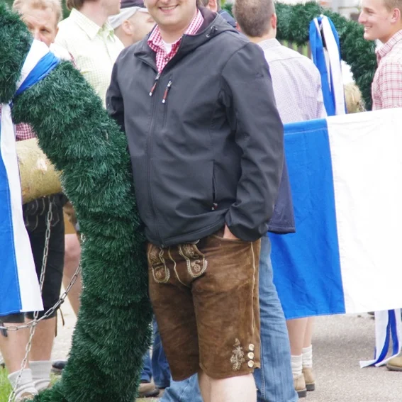 20100501_maibaumaufstellen_19.jpg