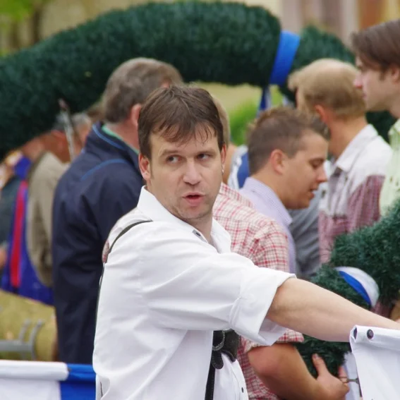 20100501_maibaumaufstellen_17.jpg